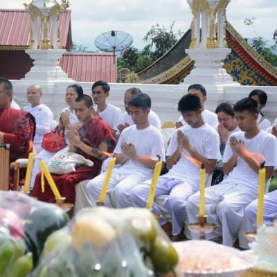Thaimaan luolasta pelastetut 11 poikaa osallistuivat tiistaina kotikaupunkinsa temppelissä seremoniaan, jossa heistä tehdään munkkinoviiseja.