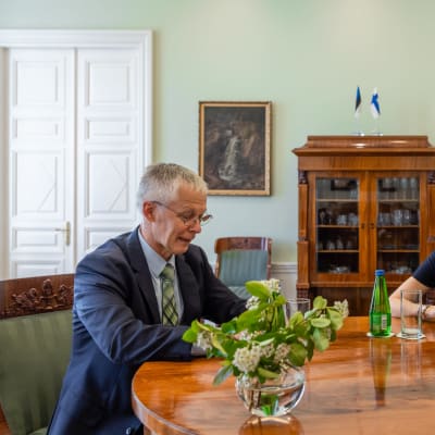 Suomen Viron-suurlähettiläs Timo Kantola ja Viron pääministeri Kaja Kallas.