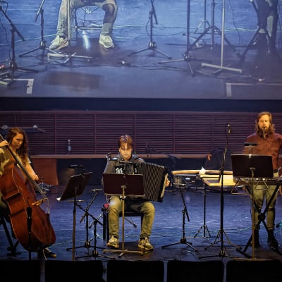 Helka Seppälä, Janne Valkeajoki ja Lauri Pekkarinen soittimineen lavalla esiintymässä.