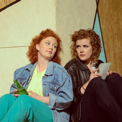 Frida Lassus och Mecki Ruokolahti i "Doris, flickan med läderrock".