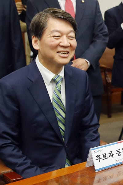Ahn Cheol-Soo, ledaren för ett litet center-högerparti har seglat upp som den främsta konservativa utmanaren i presidentvalet