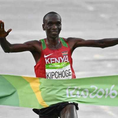 Eliud Kipchoge går i mål och tar maratonguld i OS.