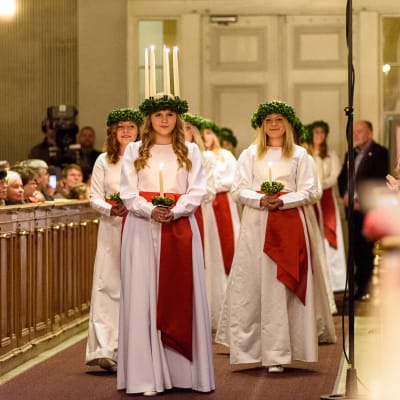Finlands lucia 2016, Ingrid Holm med tärnor skrider fram längs altargången i Helsingfors domkyrka