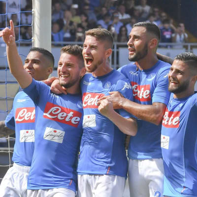 Napoli-spelarna firar Dries Mertens mål mot Cagliari i Serie A.