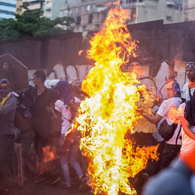 En man stacks i brand av demonstranter i Caracas, efter att de misshandlat och knivhuggit honom 20.5.2017