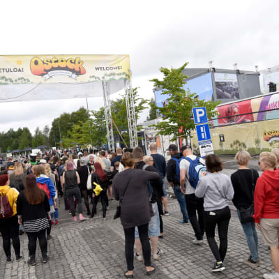 Yleisö jonottaa Qstock-festivaalinportilla.