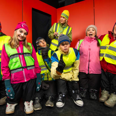 Barn och dagistant i Teaterboulages revy 2020, med skådespelarna Kajsa Sjöman, Tobias Reuter, Desireé Kavander, Sebastian Allen, Christoffer Rönnholm, Ida Petersson och Lisa Taulio.