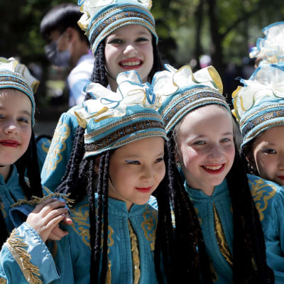 Kirgisialaisia tyttöjä kansallispuvuissa valmiina esiintymään kansainvälinen lastensuojelupäivänä.