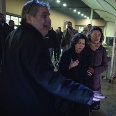 Osman Kavalab vaimo (keskellä) odotti turhaan miehensä pääsyä vapauteen Silivri-vankilan edustalla. 
