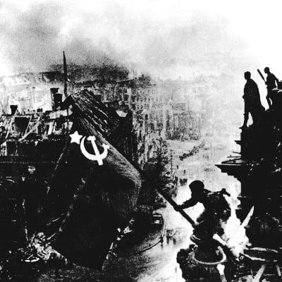 Venäläinen sotilas Meliton Kantarija nostaa punaisen lipun Reichstagissa Toisessa maailmansodassa. 