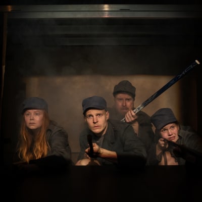 Soldater i skyttegravar. Skådespelarna Minja Koski, Olli Riipinen, Esa Matti Smolander och Annika Hartikka.