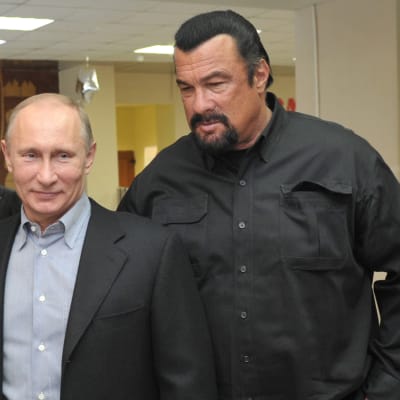 Steven Seagal visar upp sitt stora huvud jämte Putin. Steven vinner lätt.