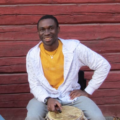 Carina Engström och Francis Oyeyiola deltar i festivalen för Afrikans kultur i Vasa