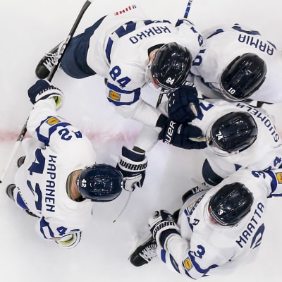 Finland firar mål mot Ungern.