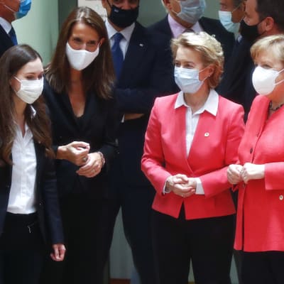 Kuvassa ovat Sanna Marin, Sophie Wilmes, Ursula von der Leyen ja Angela Merkel heinäkuussa 2020.
