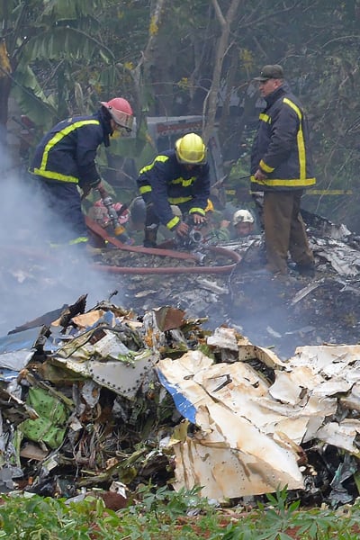 Brandmän och vrakdelar efter flygkraschen på Kuba den 18 maj 2005.