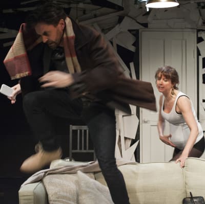 Ilkka Villi och Sanna-June Hyde i Sisäistetyt teoriat rakkaudesta på Nationalteatern.