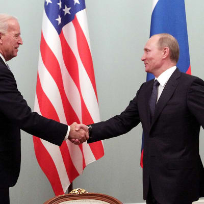 Joe Biden ja Vladimir Putin kättelevät vuonna 2011.