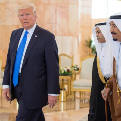 Donald Trump ja Saudi-Arabian kuningas Salman (oikealla) Riadissa. 
