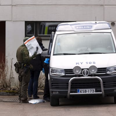 Poliisin tutkintaoperaatio kiinniottojen jälkeen Kotkan Karhuvuoressa.