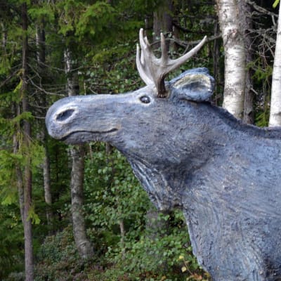 En älg i trä, skulpterad av Lars-Göran Söderholm