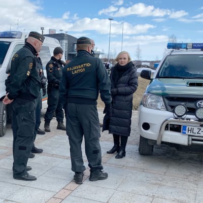 Sisäministeri Maria Ohisalo (vihr.) vierailemassa Ruotsin rajalla Torniossa.