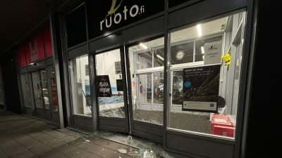 Glasdörrarna till en butik är förstörda då en bil kört in i dem. Butiken heter Ruoto.