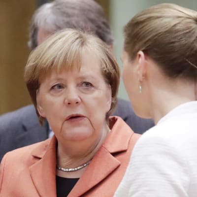 Sanna Marin samtalar med Tysklands förbundskansler Angela Merkel vid EU-toppmötet i Bryssel. 