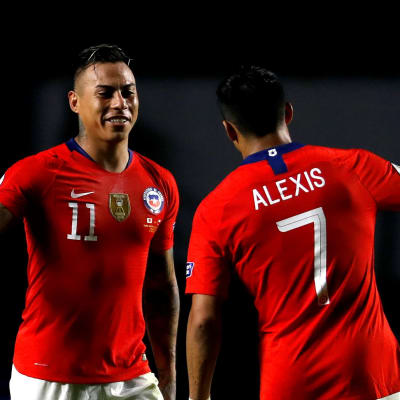 Vargas och Sanchez firar Chiles mål.