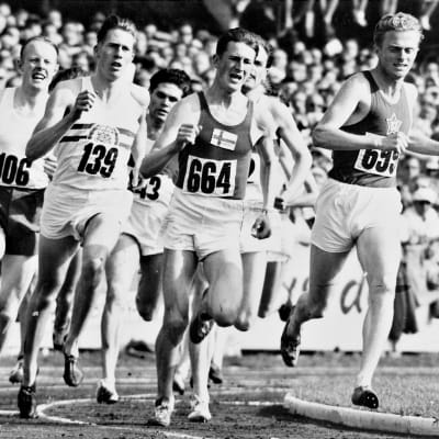 Roger Bannister (numerolla 139) EM-kisojen 1500 metrin finaalissa vuonna 1954. Numerolla 664 juoksee Suomen Jorma Kakko, joka sijoittui lopulta 10:nneksi.