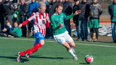 Alex Malmberg, BK-46 och Zacharias Ekström, EIF, i kamp om bollen.