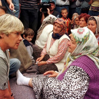 Elisabeth Rehn besöker bosniakiska flyktingar i ett flyktingläger i byn Sapna den 6 augusti 1998.