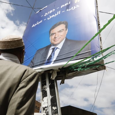 George Kordahin mainosjuliste kadulla Sanaassa Jemenissä.