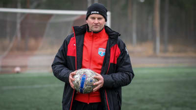 Tero Forss tränar BK-46 i fotboll.