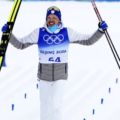 Iivo Niskanen firar som olympisk mästare 2022.