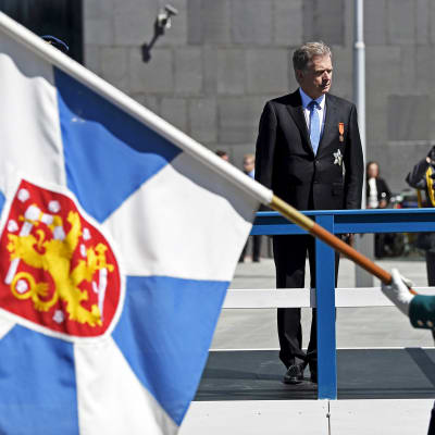 Tasavallan presidentti Sauli Niinistö otti paraatin vastaan sunnuntaina Helsingissä.