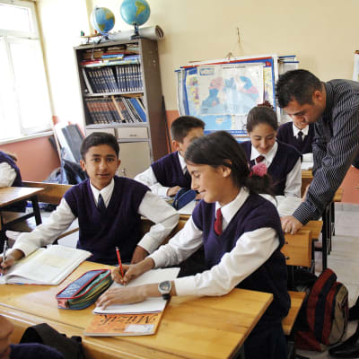 Koululaisia oppitunnilla Saribelenissä, Etelä-Turkissa.