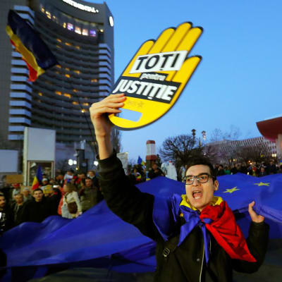 Bukarestissa osoitettiin viikonloppuna mieltä lakiuudistukselle, joka hidastaa korruptionvastaista taistelua. Tuoreen kyselyn mukaan korruption on romanialaisten mielestä merkittävä huolenaihe. 