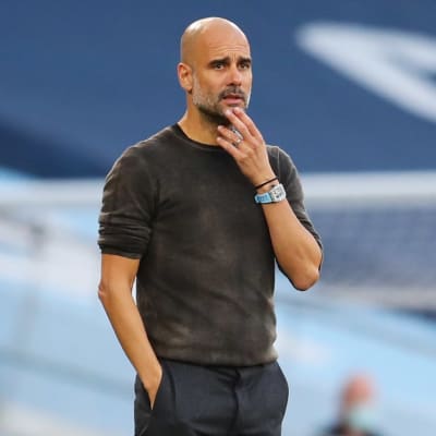 Pep Guardiola coachar sitt lag under en match.