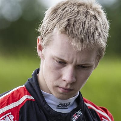Kalle Rovanperä tittar mot sin bil.