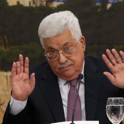 Palestiniernas president Mahmud Abbas ger upp försöken att nå fred med USA som medlare och hoppas på stöd av EU i stället