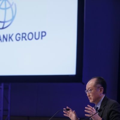 Maailmanpankin pääjohtaja Jim Yong Kim pankin logon edessä