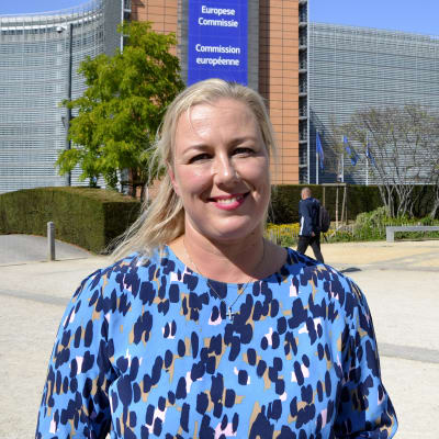  Jutta Urpilainen Euroopan komission päärakennuksen Berlaymontin edustalla Brysselissä tiistaina 10. syyskuuta.