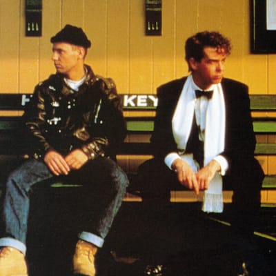 Pet Shop Boys sitter på en bänk.