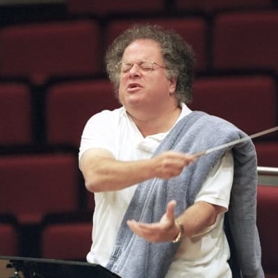 James Levine johtamassa Münchenin filharmonista orkesteria vuonna 1999.