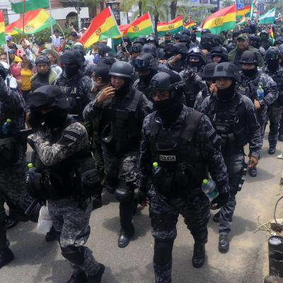 Poliisijoukot yhtyivät opposition protesteihin Santa Cruzin kaupungissa.