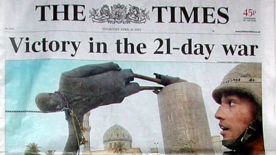 The Times förstasida den 10 april 2003 utropar seger i Irakkriget med bild på statyn av Saddam Hussein i Bagdad som störtas.