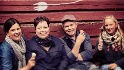 fyra glada människor