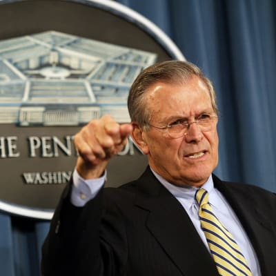 Yhdysvaltain silloinen puolustusministeri Donald Rumsfeld tiedotustilaisuudessa vuonna 2004.