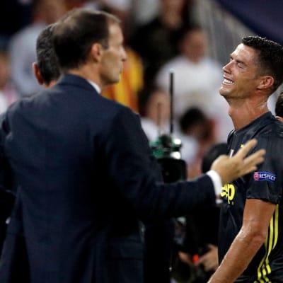 Cristiano Ronaldo lämnar planen efter sin utvisning.